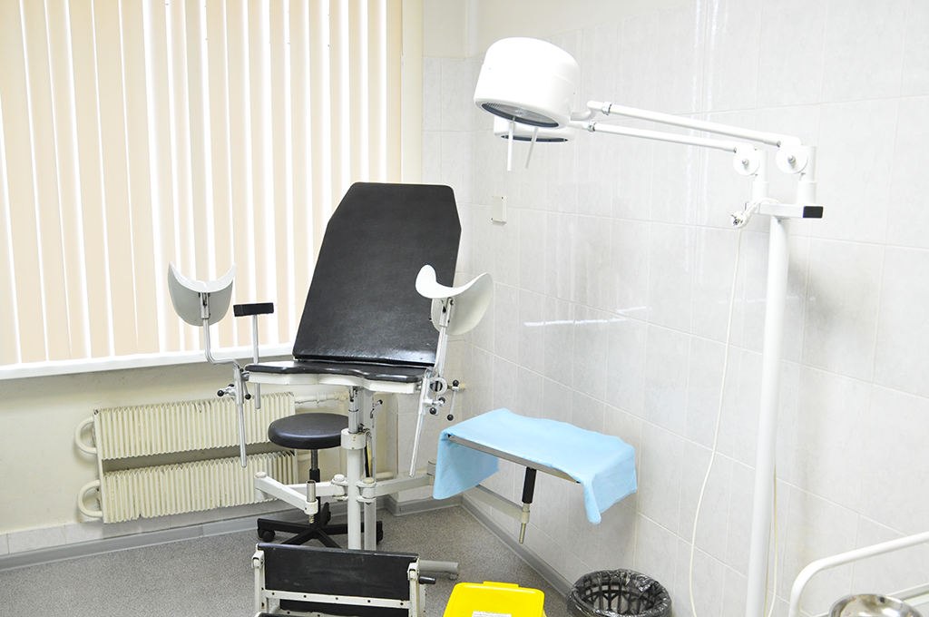 Кресло врача гинеколога. Акушерско-гинекологическое кресло ТМ 1058. Оснащение гинекологического кабинета. Смотровой гинекологический кабинет. Оснащение гинекологического кабинета поликлиники.