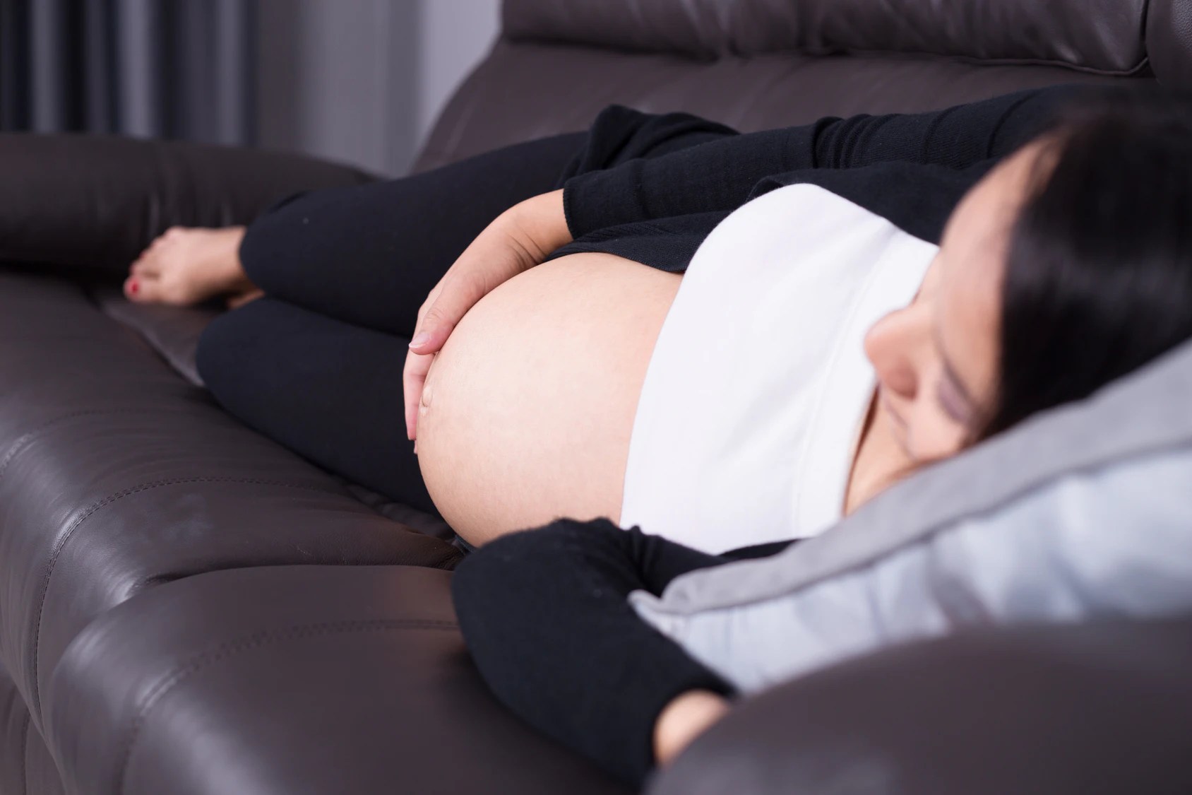 Сколько спят беременные. Беременные женщины спать на животе. Беременные женщины с большими животами во сне.