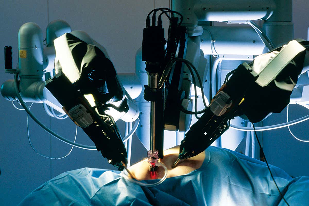 Робот провел операцию. Da Vinci робот-хирург. DAVINCI робот хирургия. Операционные роботы. Роботизированные операции в хирургии.