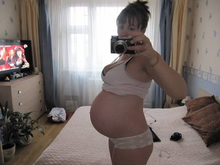 39 недель активно шевелится. Живот на 34-35 недели беременности двойней. Живот с двойней на 36 неделе беременности.