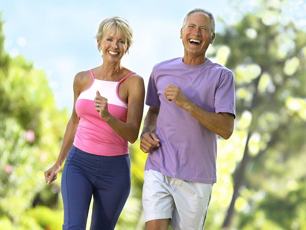 Источник долголетия. Фитнес после 50. Физическая активность женщины в 45. Спорт против стресса. Мужчина и женщина после 50 лет.