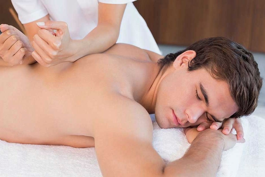 Расслабляющий массаж мужчин частные. Массаж фото в журнале для мужчин. Фото массажа мужских сосков. Мужчина на массаже аппаратом фото.