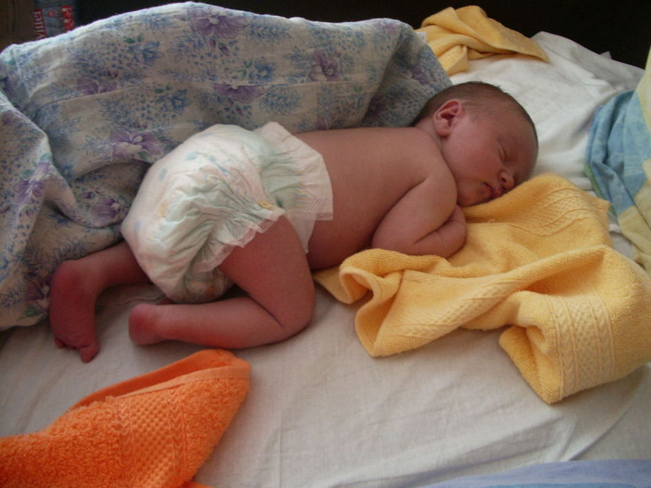 Ребенок лежит на животе 2 месяца. Новорожденный на жмвот.