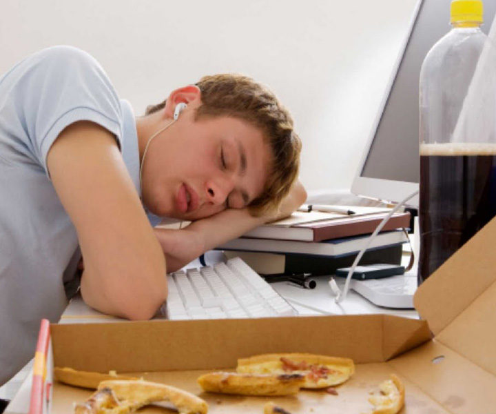 Можно спать после обеда. Сонливость после обеда. Спать после обеда. После еды усталость и сонливость. Сонливость подростки.