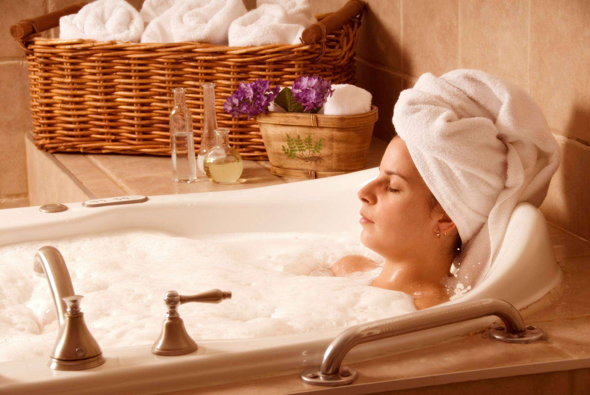 Женщина после ванной. Расслабление в ванной. Ароматические ванны. Ароматерапия ванна. Ванна с эфирными маслами.