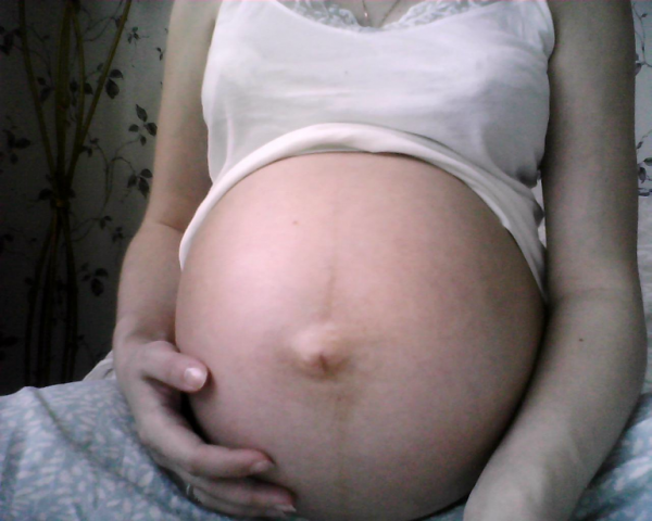 Живот беременной 38 недель. Живот беременной на 39 неделе. 35 недель беременности каменеет