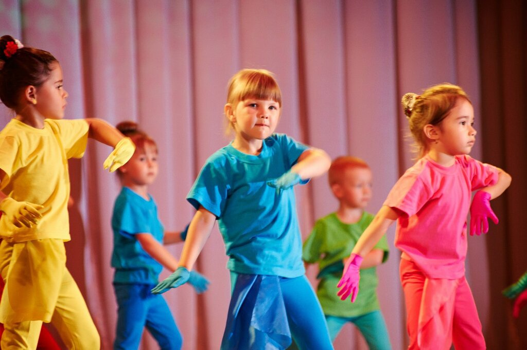 Цдт вахитовского. Танцевальный кружок для детей. Танцевальные кружки. Кружки танцев для детей. Дети танцуют в детском саду.