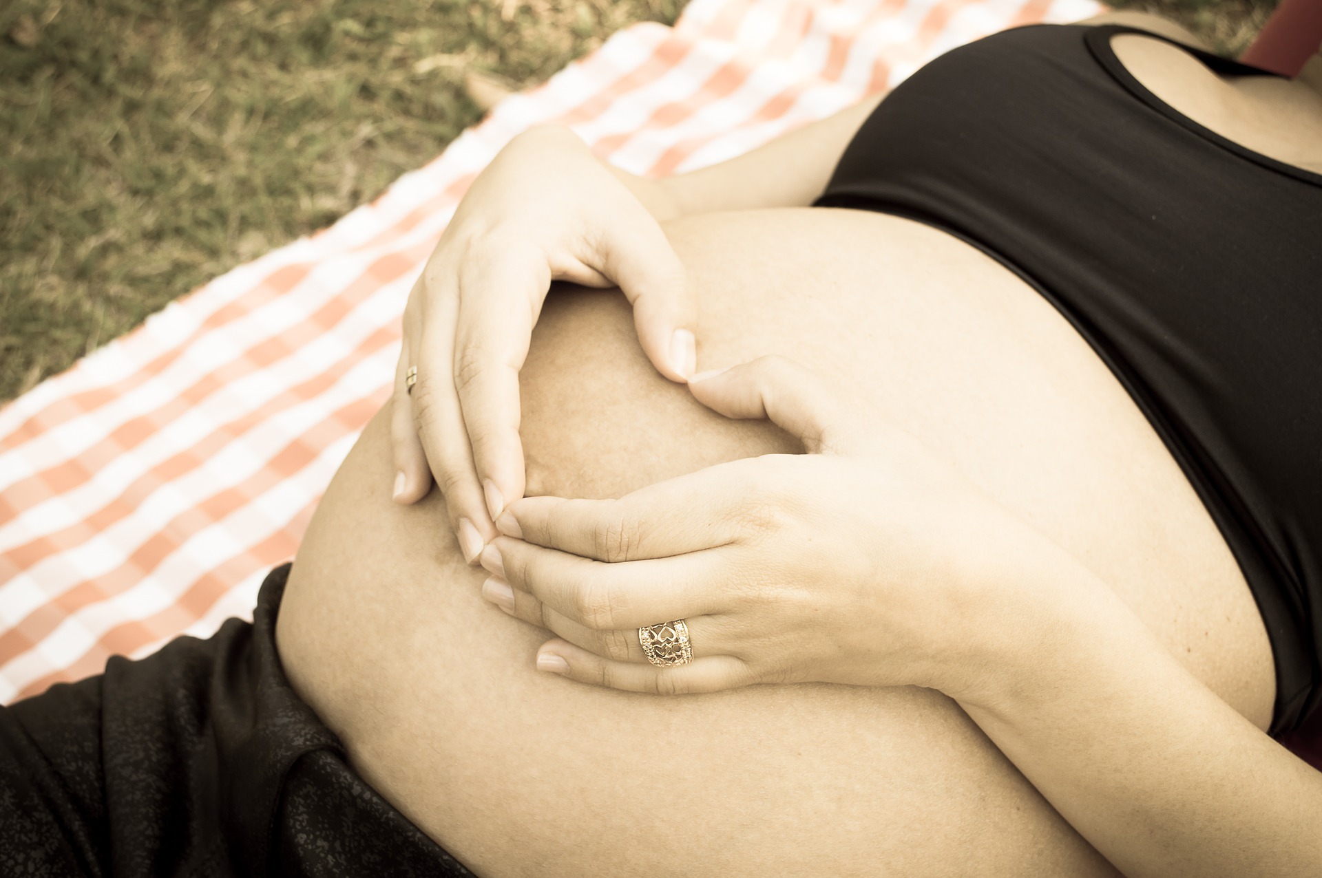 Беременность большой живот. Беременные мамы большие животы. Большой живот у женщин беременные. 22 неделя беременности тянет