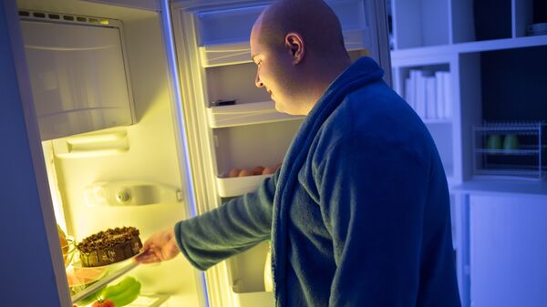 Толстый мужчина у холодильника
