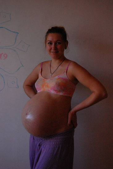 Цвет сосков на раннем сроке. Женщины беременные двойней. Очень большие животы беременных. Грудь беременной женщины.