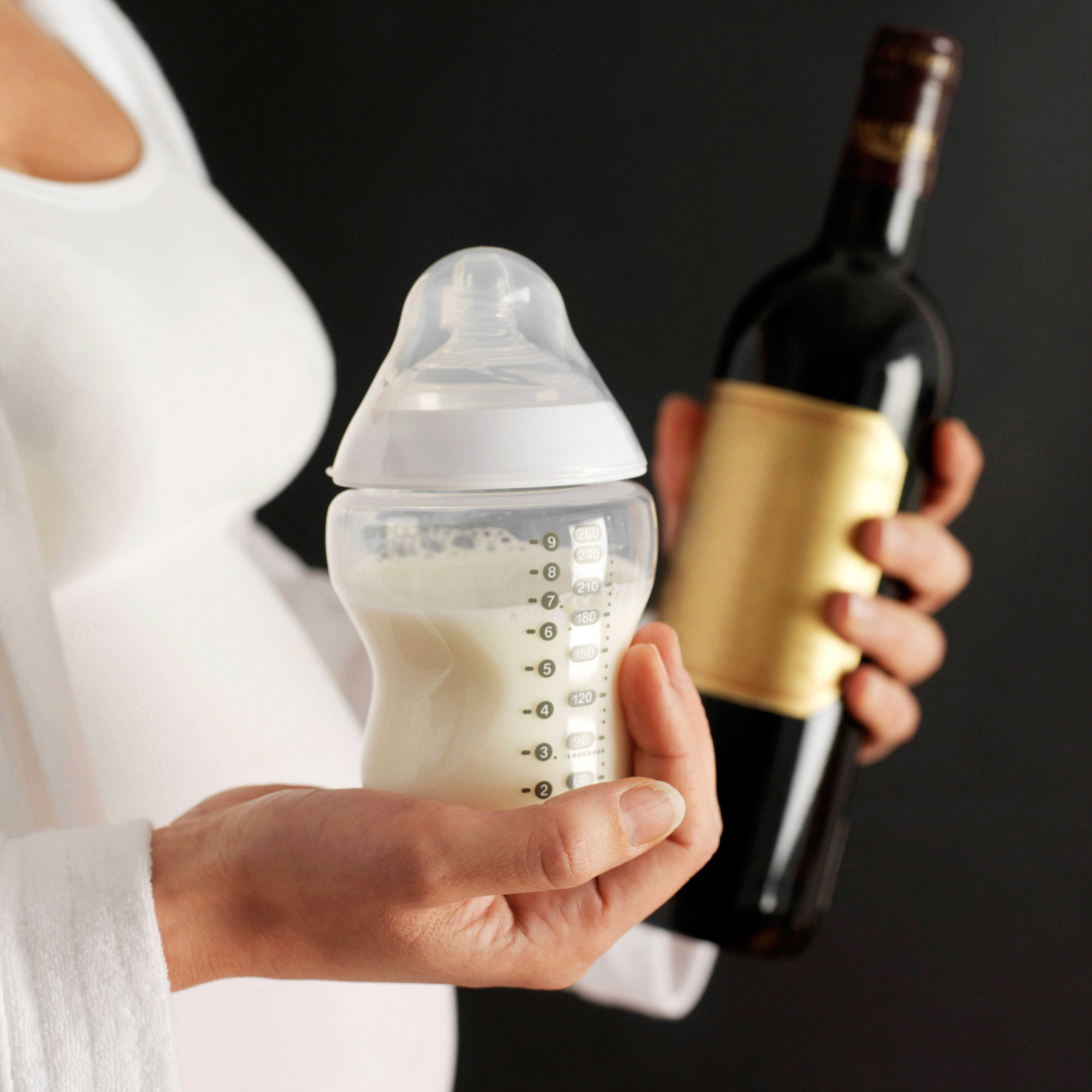 Шампанское кормящим. Алкоголь и беременность. Бутылочка молока. Бутылочка с молоком.