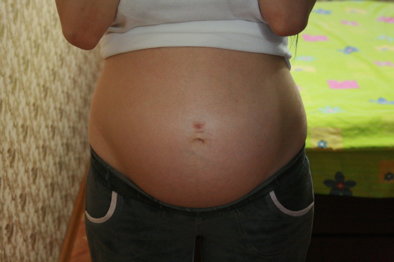 29 неделя тянет живот. Живот беременной пупок. Животы беременных пупок. Живот на 29 неделе беременности.