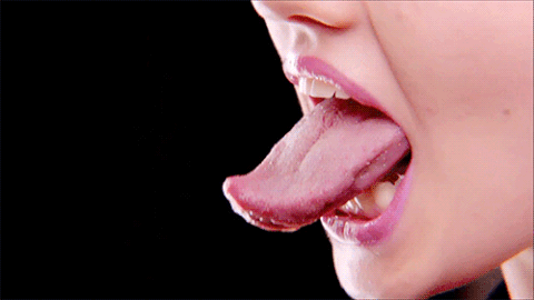 Сперва рот. Девушка с языком. Облизывает губы. Девушка облизывает. Язык лижет.