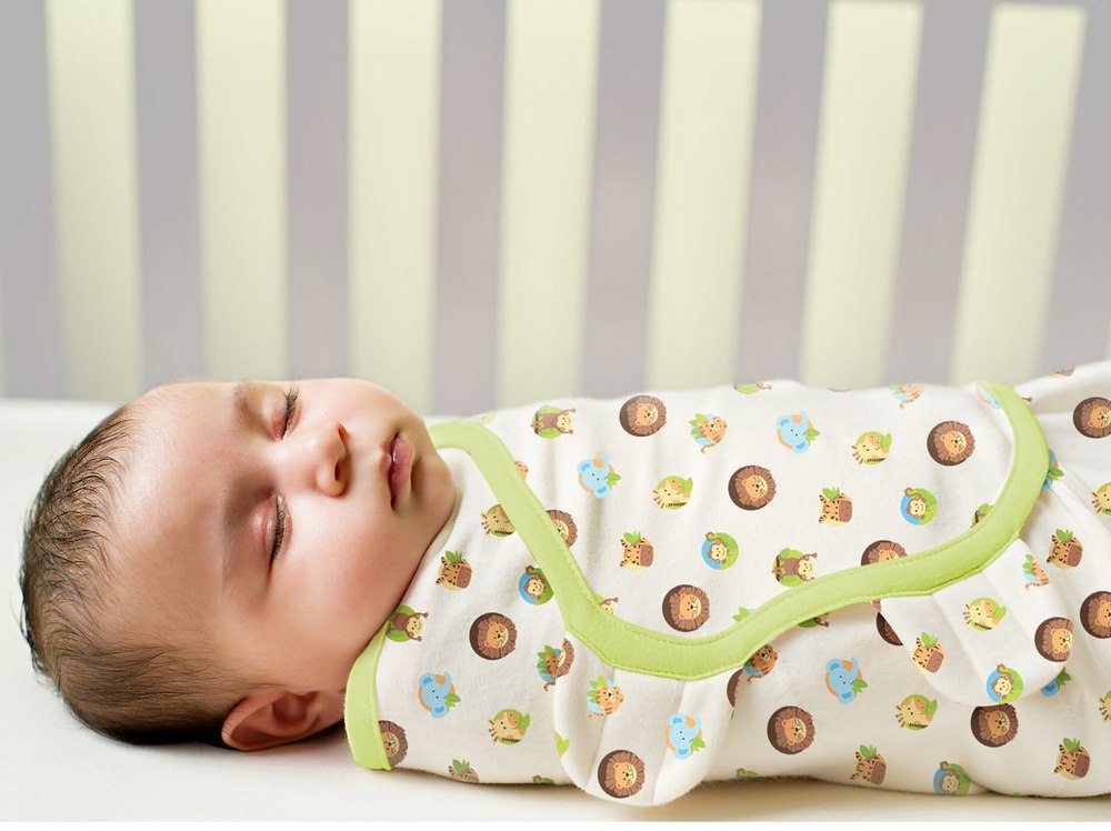 Сон пеленание. Пеленание новорожденного в плед. Мешок для пеленания ручек. Пеленальное одеяло для новорожденных. Для пеленания Mothercare.