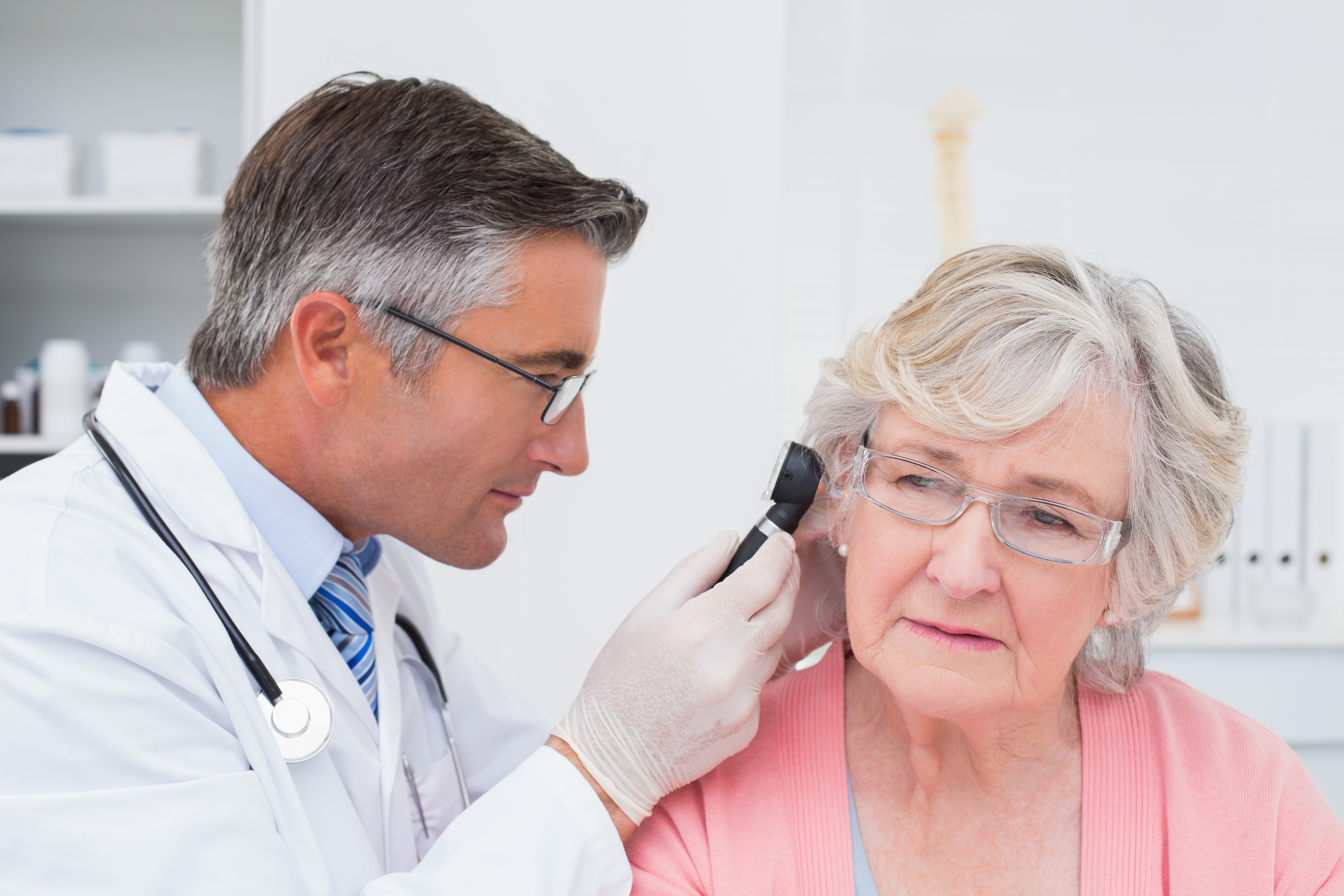 Заболевания слуха и зрения. Нарушение зрения у пожилых. Слух у пожилых людей. Пациент с нарушением слуха. Пациенты с нарушением зрения.