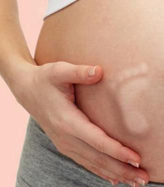 Тянет живот на 35. Ребёнок шевелится в животе. Беременность ребенок шевелится. Шевеления при беременности. Ребенок в животе пинаетс.