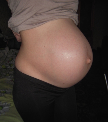 Каменеет живот на 40 неделе. Живот на 40 неделе беременности. Животик на 40 неделе беременности. Беременный живот 40 недель. Маленькие животики на 40 неделе.
