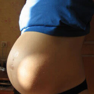 Почему на 35 неделе беременности. Живот при беременности 35 недель. Живот на 35 неделе беременности фото. Живот на 38 неделе беременности. У беременной Кривой живот.