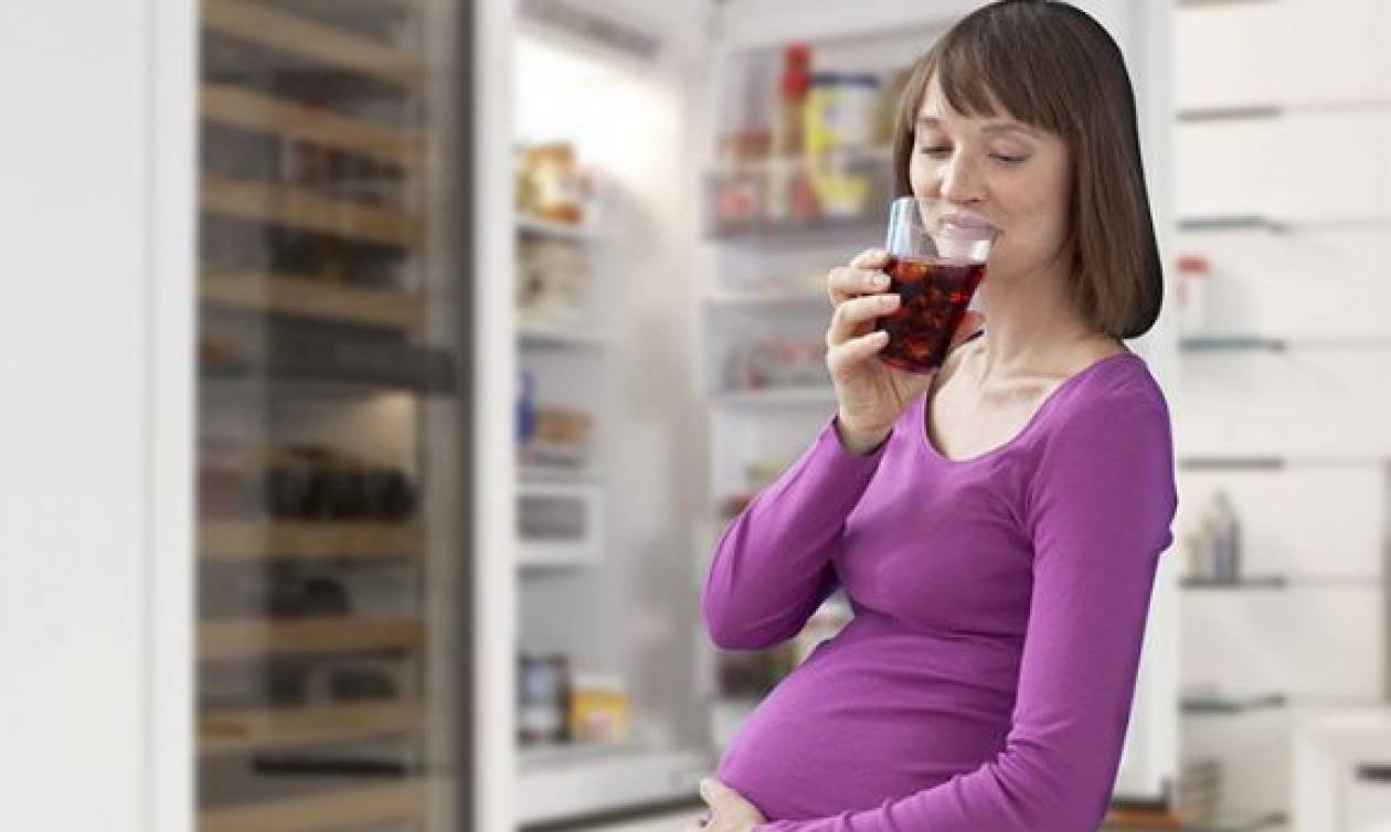 Беременность хочется пить воду. Кола беременным. Питье беременной. Газированные напитки в беременности.