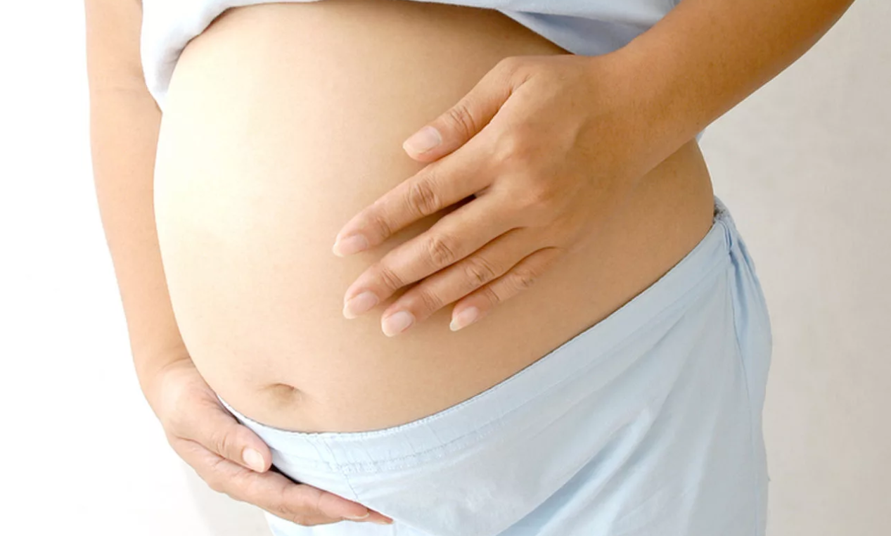 Тянет живот третий триместр. Трубка для живота беременности. Чешется живот во время беременности.