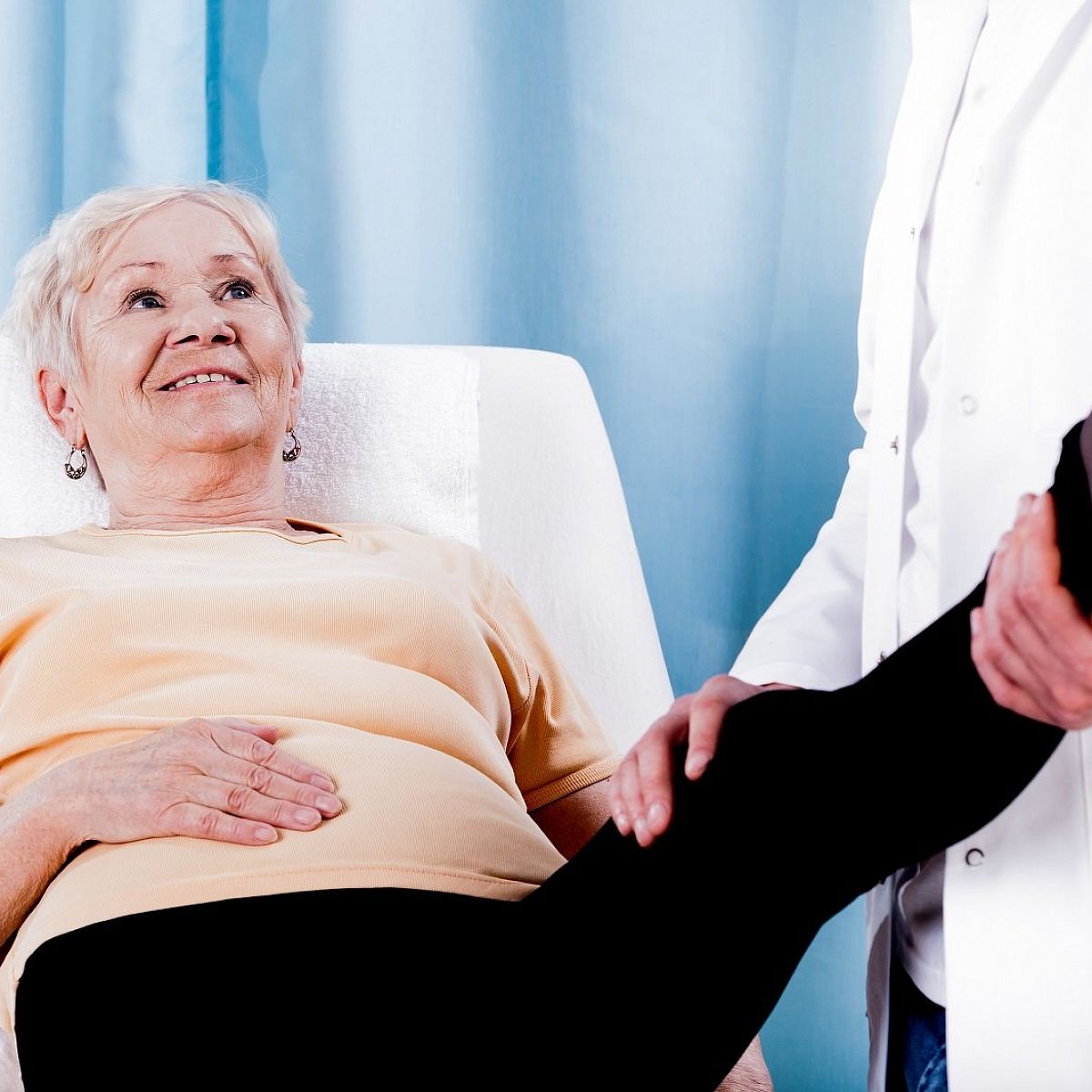 Судороги у пожилых женщин причины и лечение. Перелом шейки бедра в пожилом возрасте реабилитация. Пожилая женщина с больными ногами. Ноги в старческом возрасте.
