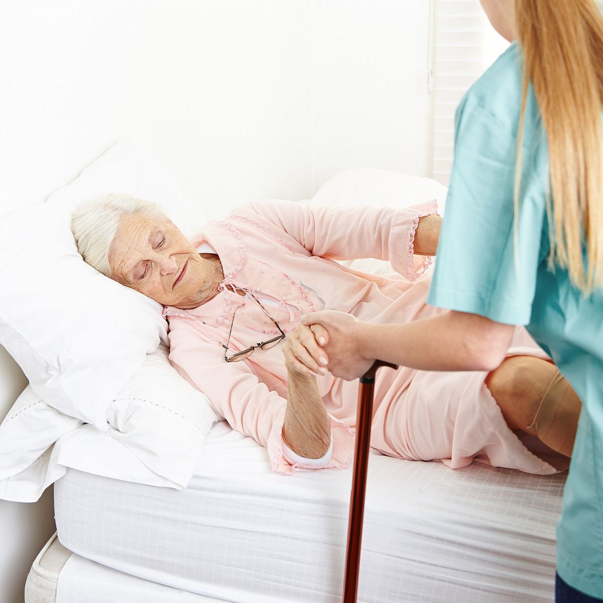 Судороги у пожилых женщин причины и лечение. Перелом шейки бедра лежачий больной. Медсестра с пожилым человеком.