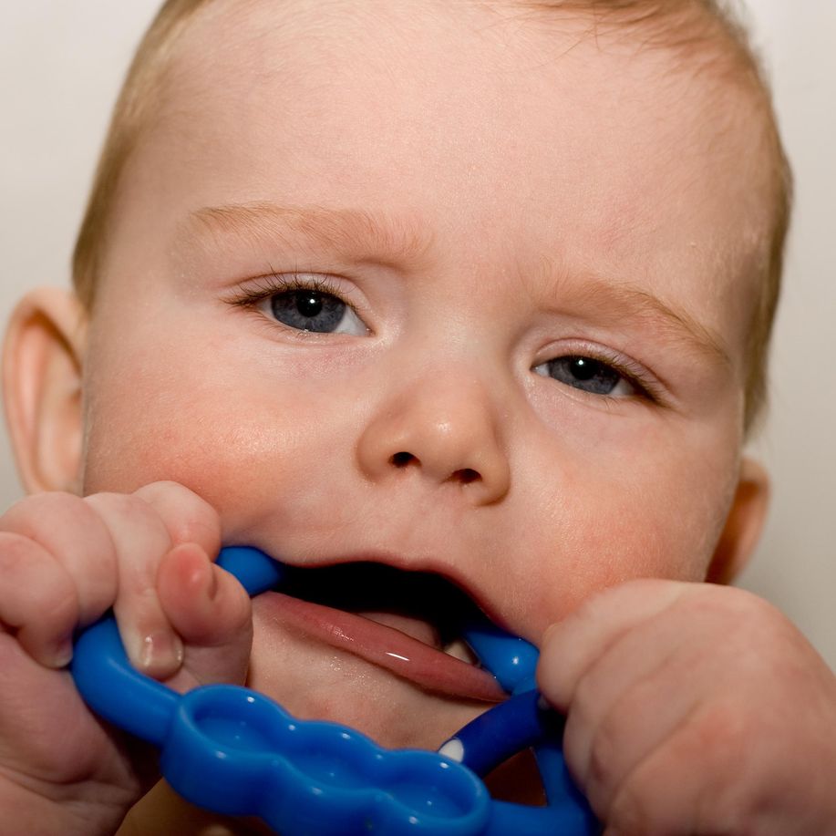 Резание зубов у малышей