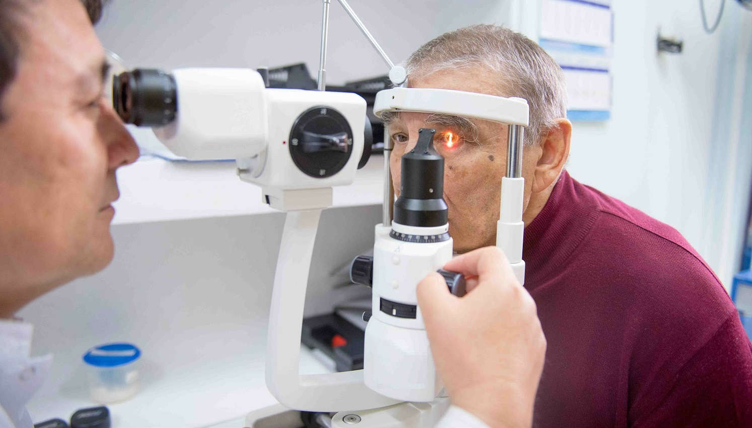 Можно вернуть зрение при глаукоме. Травматическая набухающая катаракта. Хирургия вторичной катаракты. Лазер катаракта офтальмология.