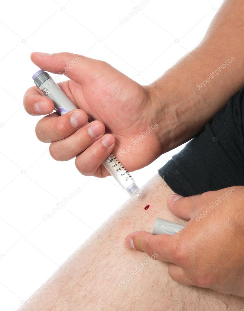 Укол в ногу инсулиновым шприцом