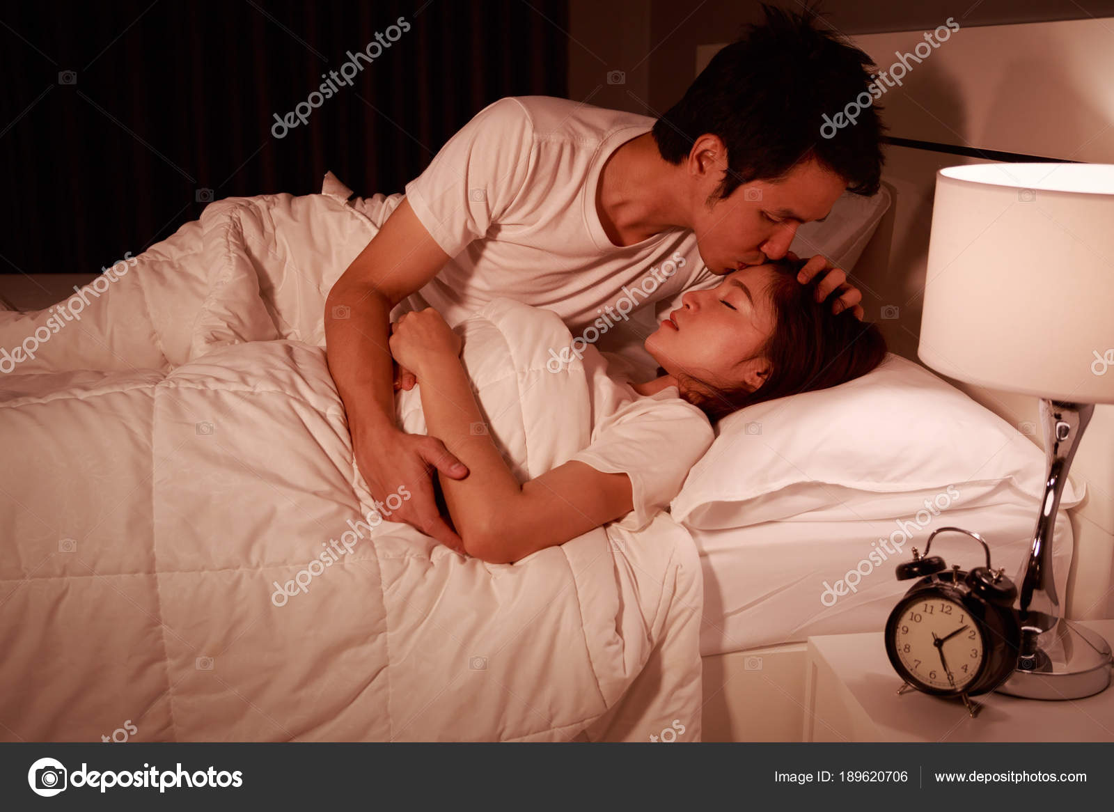 Муж и жена ночью в кровати