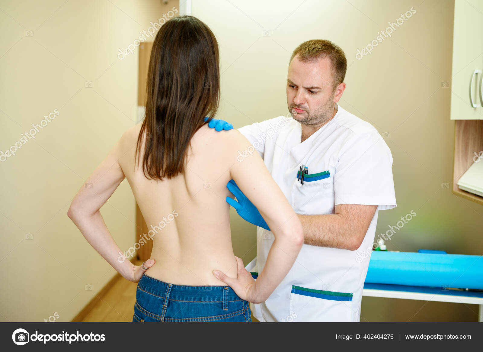 врач проверяет женщин грудь фото 23