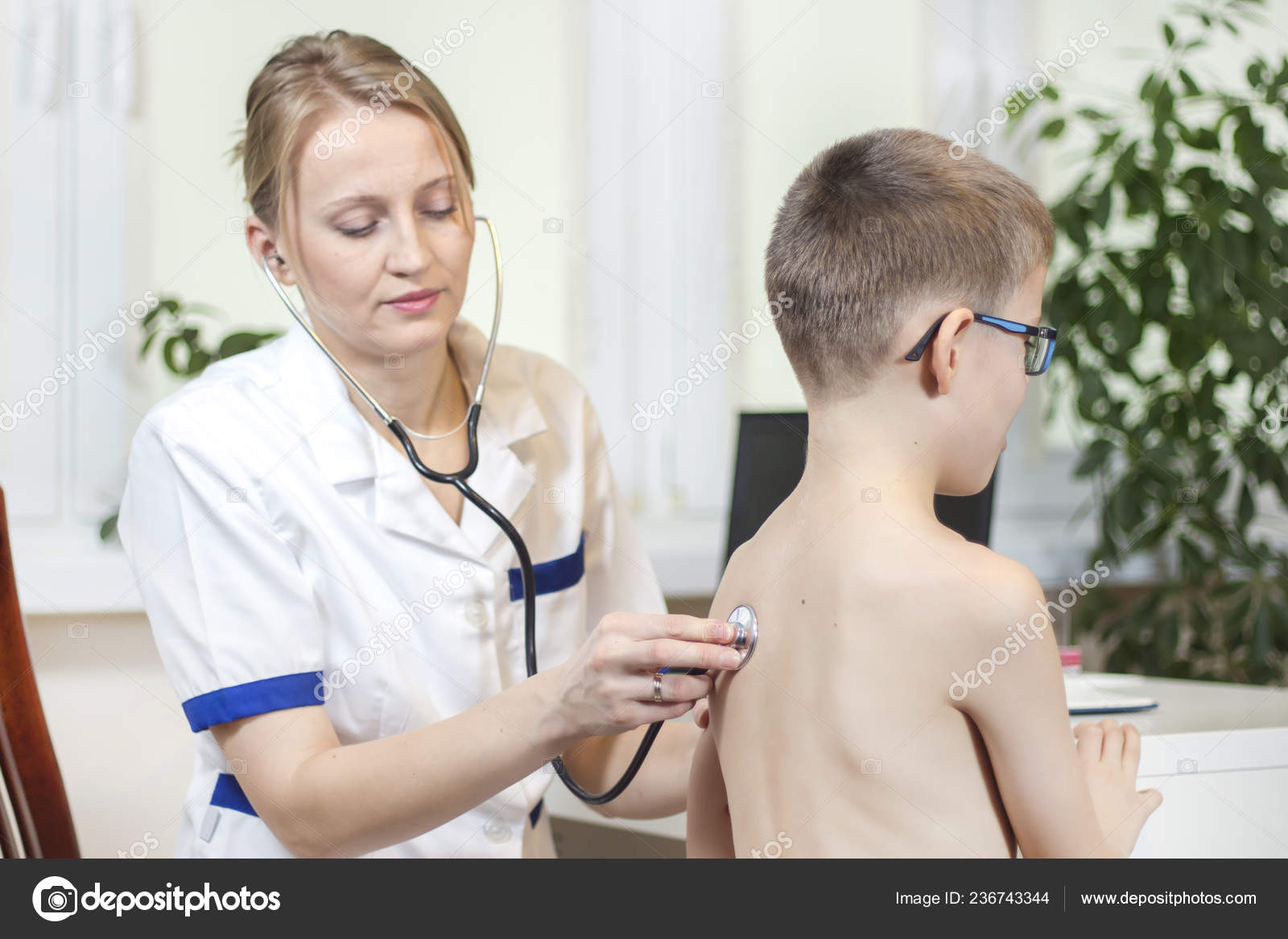 Доктор со стетоскопом и мальчик