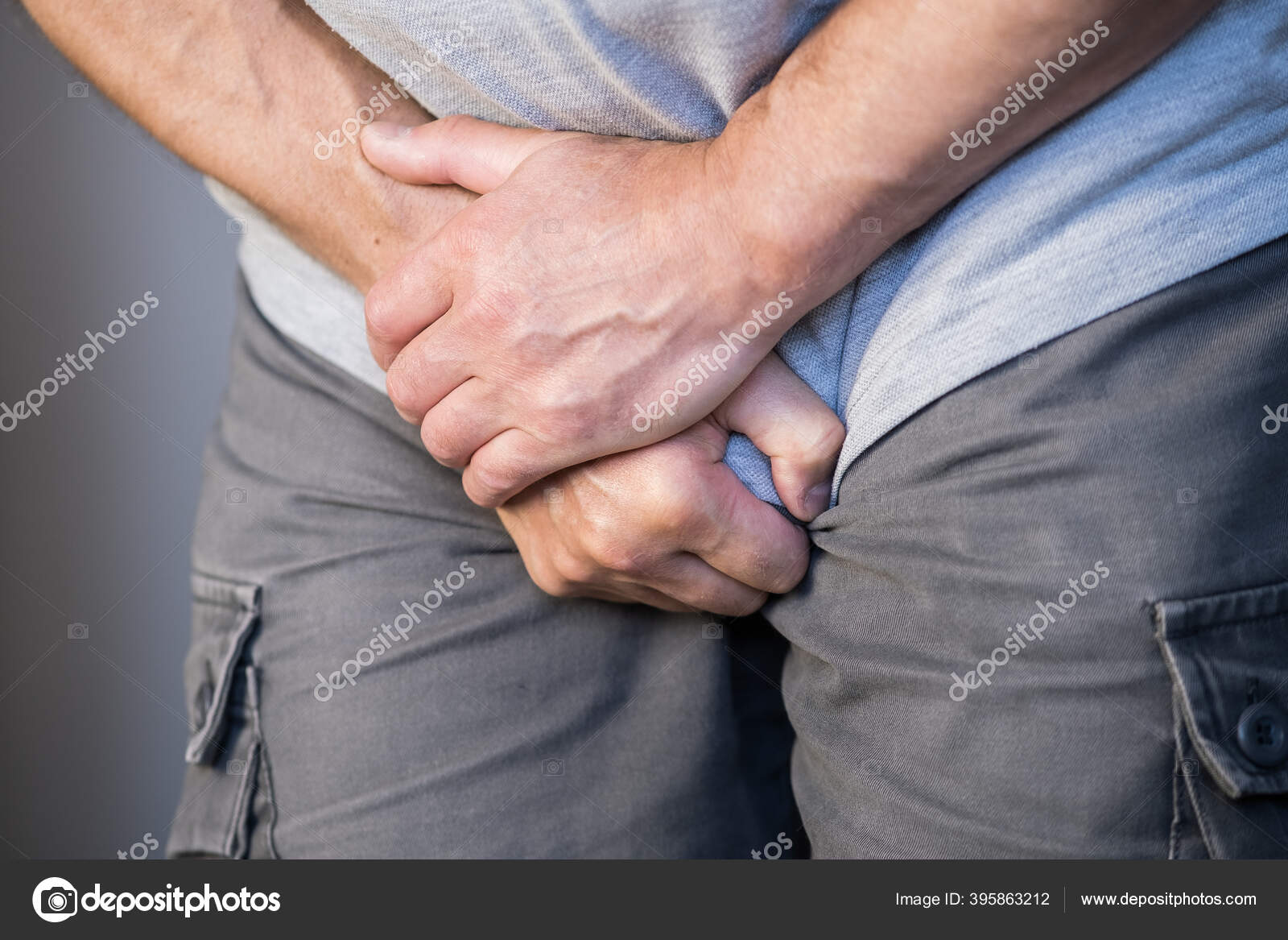 Боль в яичках у мужчин лечение. Мужчина справа фото. Боль в паху справа у мужчин.