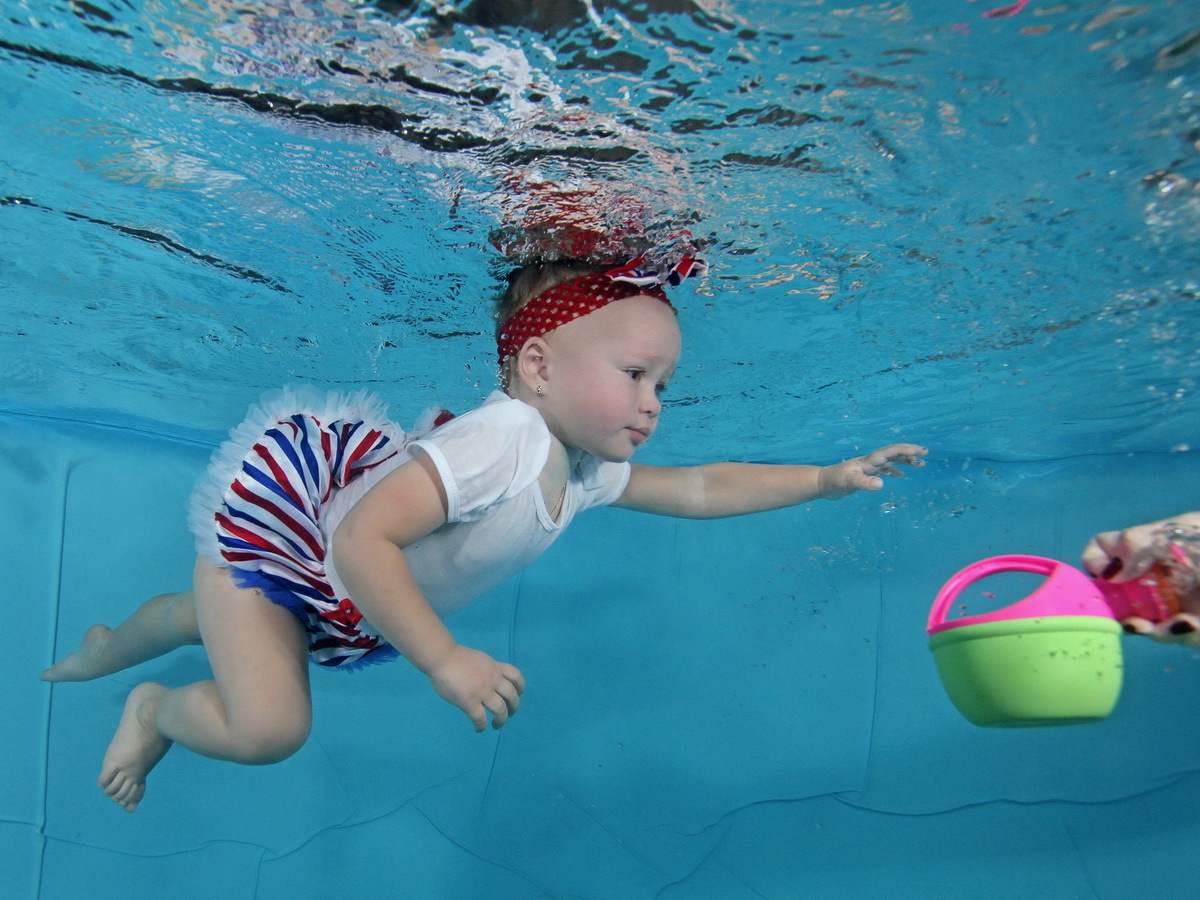 Плавания детей видео. Дети в бассейне. Бассейн для малышей. Дети плавают в бассейне. Фотосессия в бассейне детей.