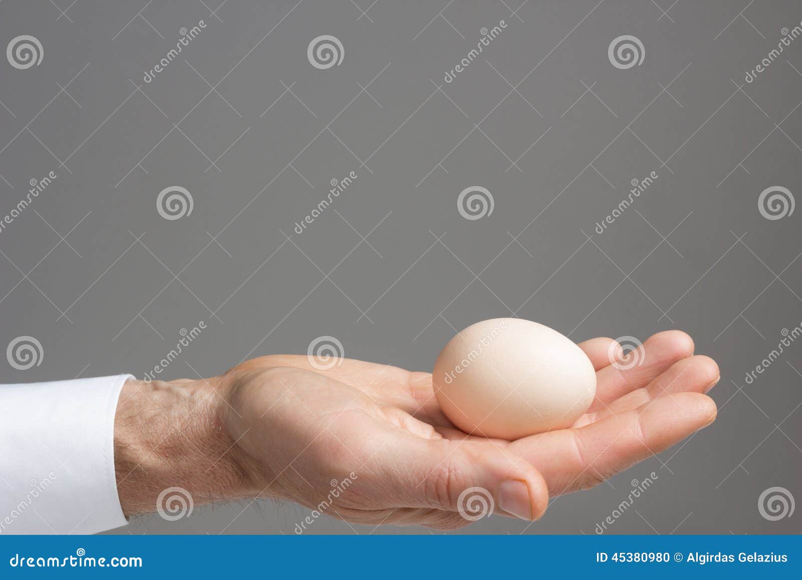 Почему одно яйцо ниже другого