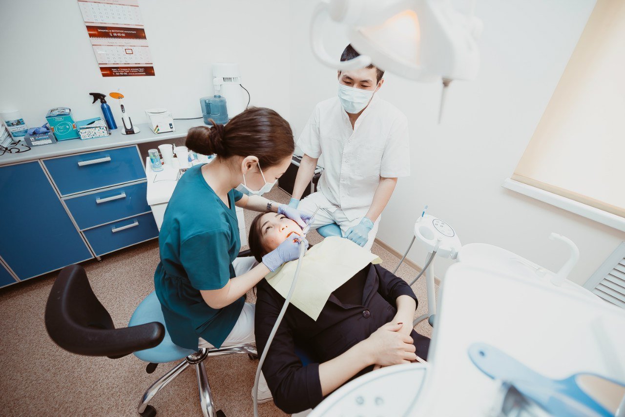 Чистка зубов улан удэ. Стоматология Улан-Удэ. Мастер улыбок стоматология. Стоматологические клиники Улан Удэ. Мастера стоматологи.